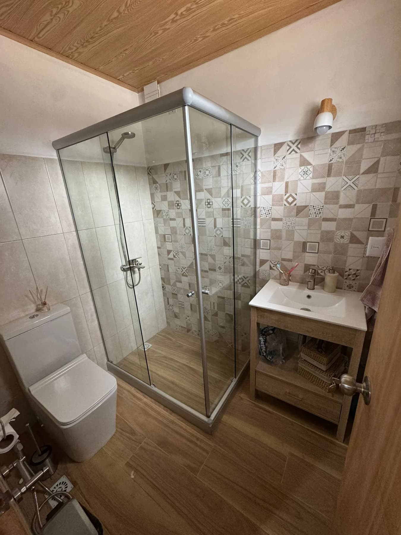 Mampara esquinera de aluminio en baño cálido
