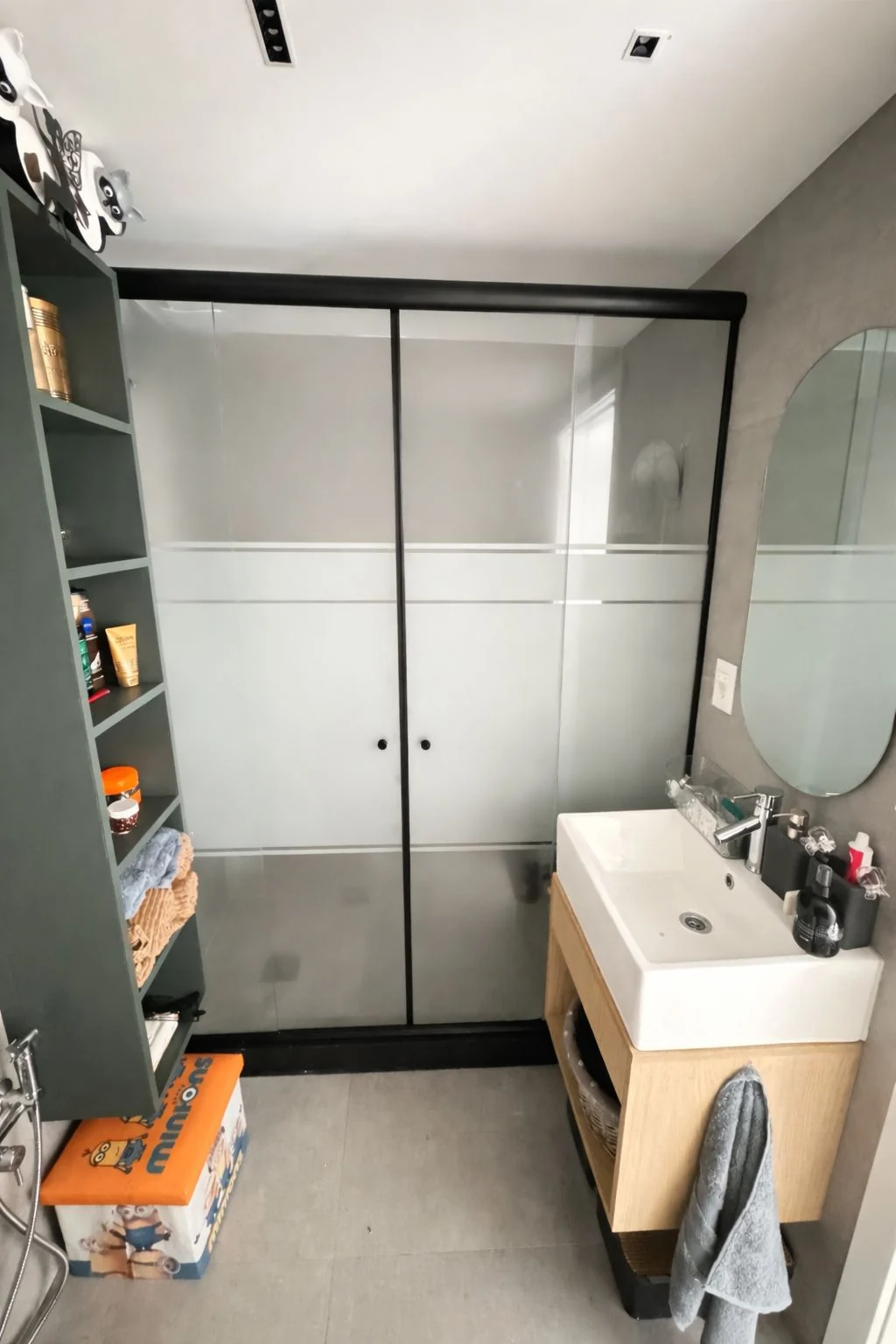Mampara corrediza esmerilada para baño compacto